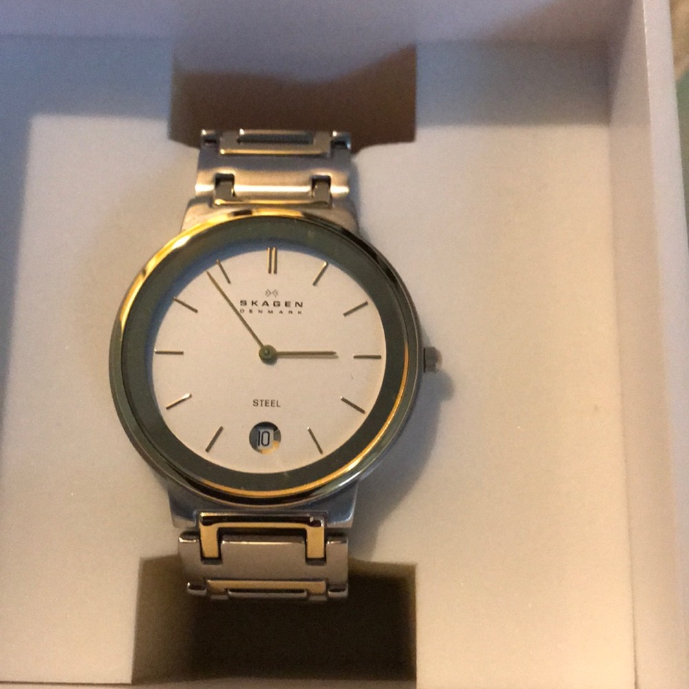 Men’s Watch - Picture 2 of 3